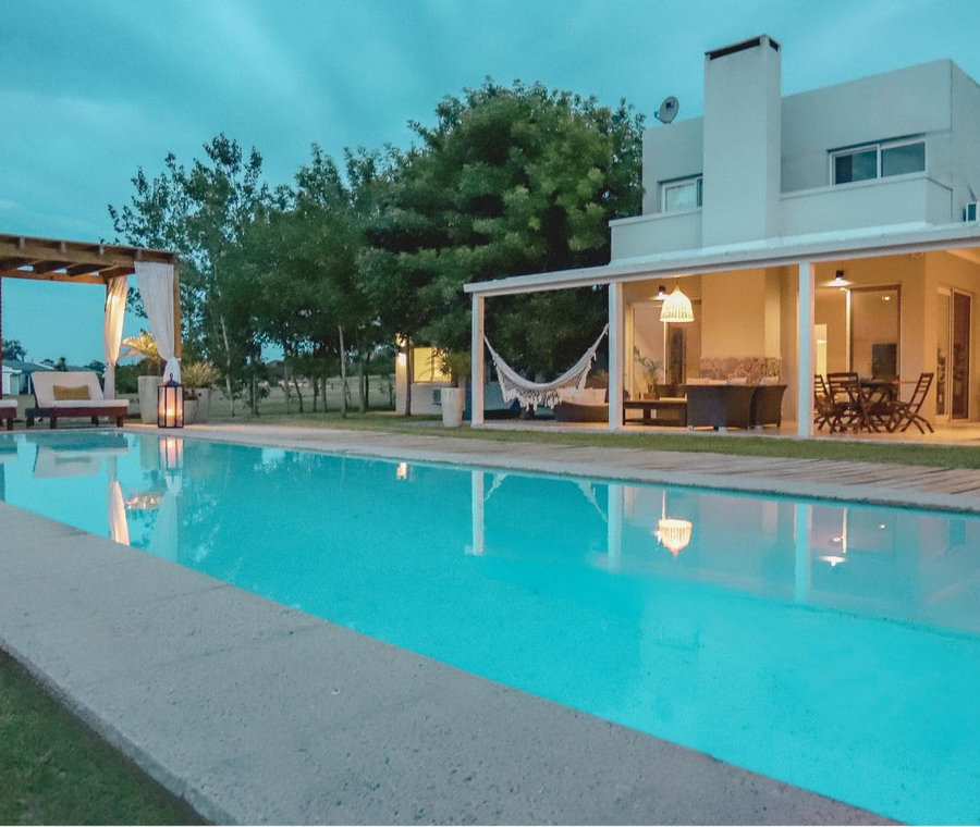 Espacio de estar luminoso en propiedad gestionada en Punta del Este